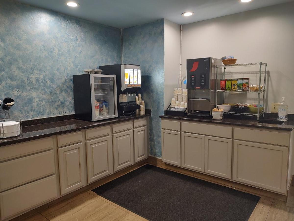 Hilltop Inn & Suites, Near Foxwoods Casino North Stonington Exteriör bild