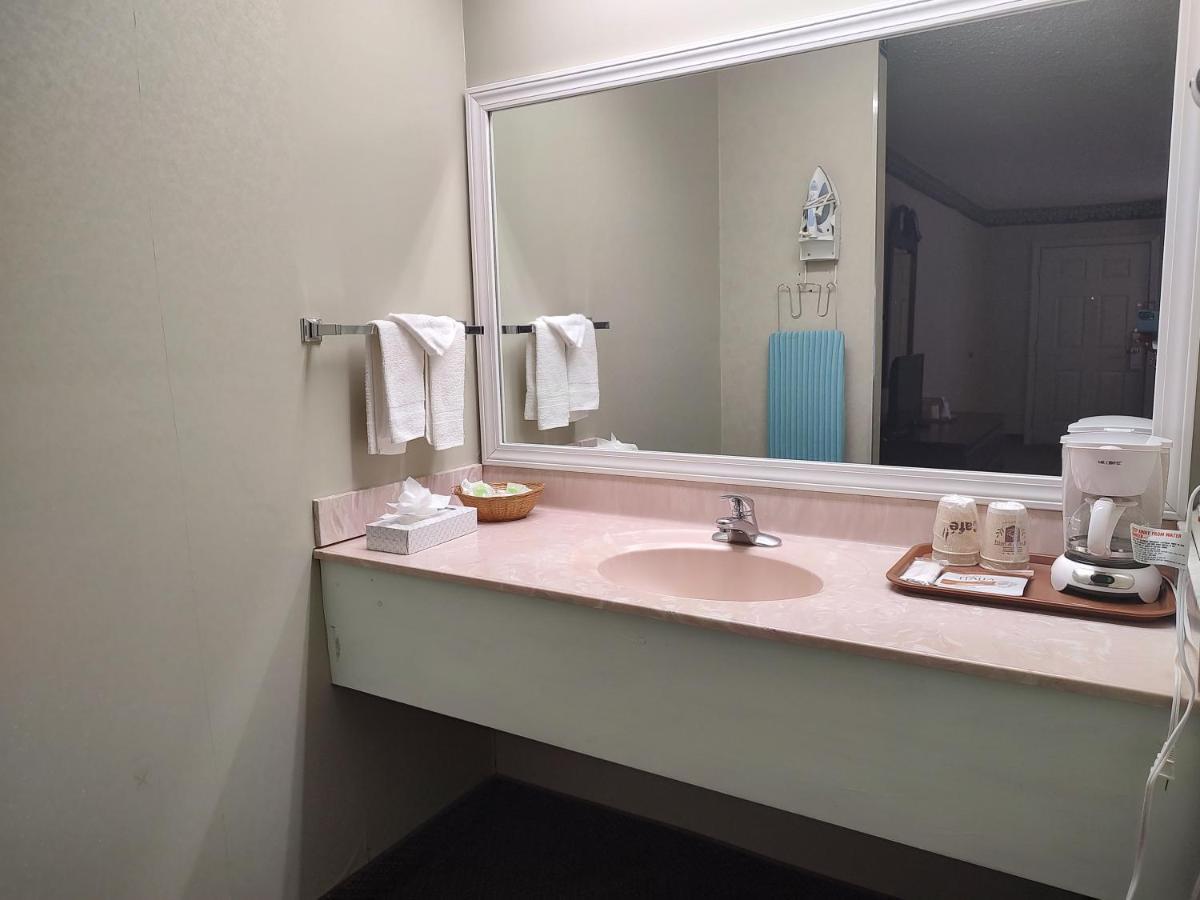Hilltop Inn & Suites, Near Foxwoods Casino North Stonington Exteriör bild