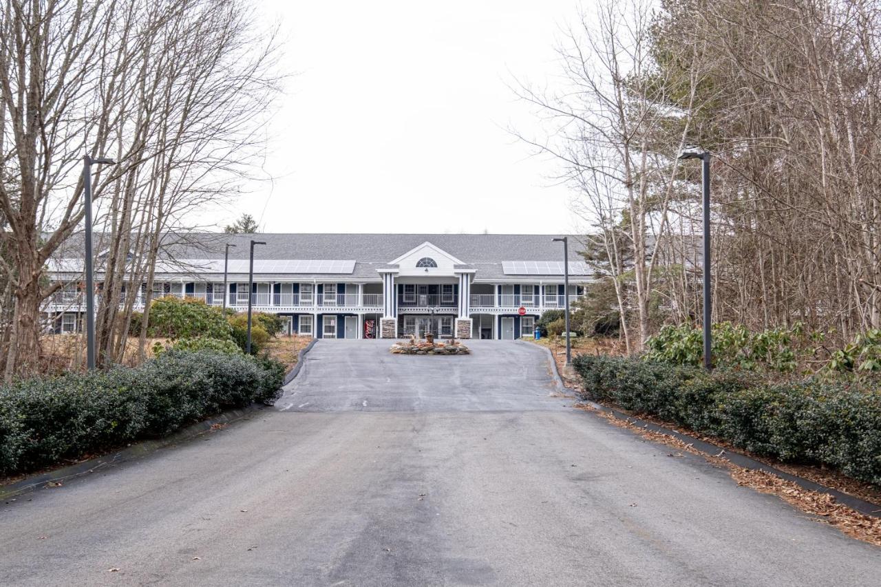 Hilltop Inn & Suites, Near Foxwoods Casino North Stonington Exteriör bild