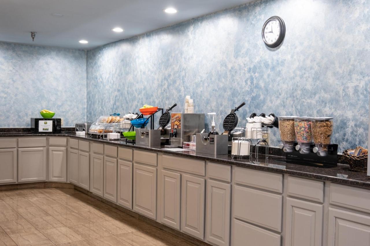 Hilltop Inn & Suites, Near Foxwoods Casino North Stonington Exteriör bild