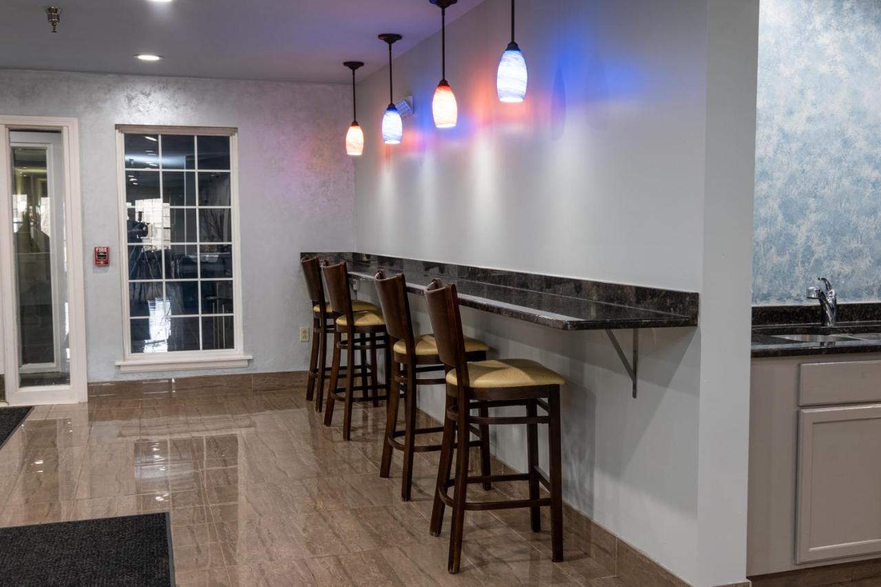 Hilltop Inn & Suites, Near Foxwoods Casino North Stonington Exteriör bild