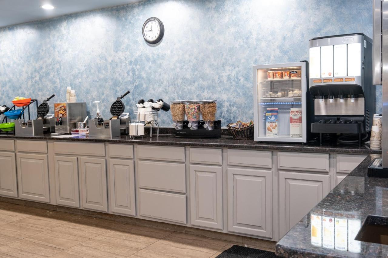 Hilltop Inn & Suites, Near Foxwoods Casino North Stonington Exteriör bild