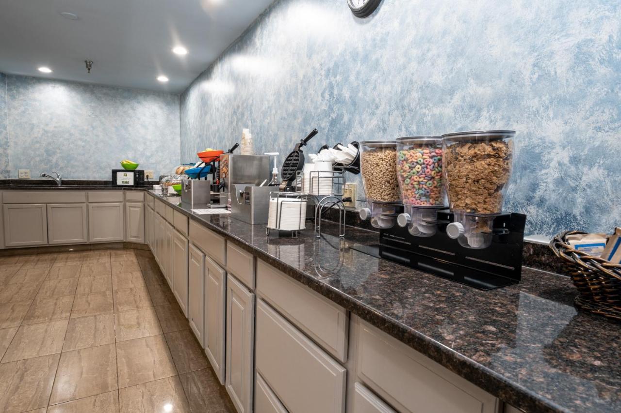 Hilltop Inn & Suites, Near Foxwoods Casino North Stonington Exteriör bild